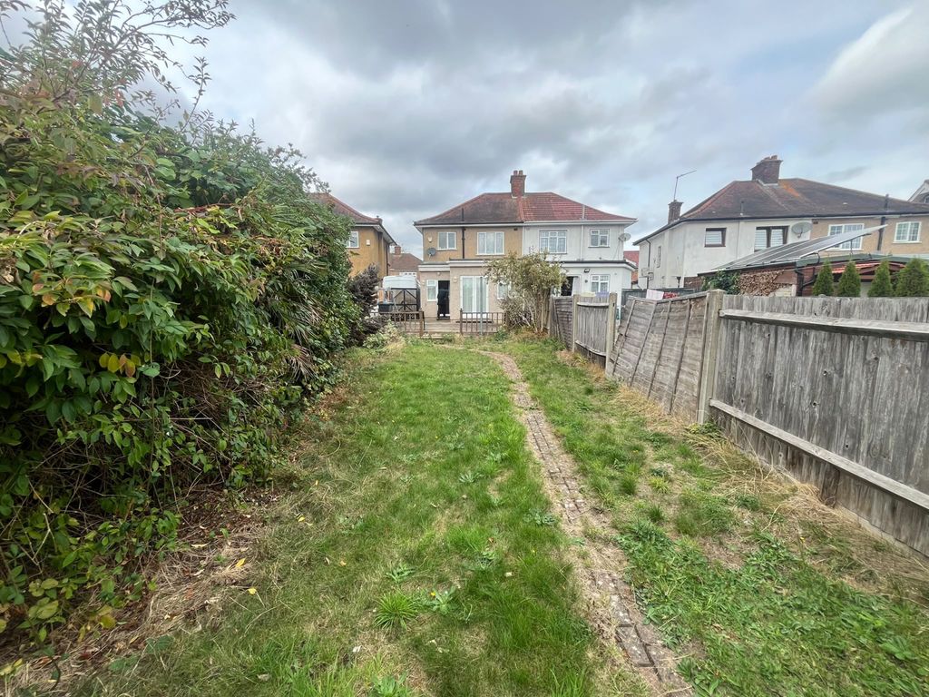 Property photo 1 of 8 3 Bed Semi-Detached House For Sale Goshawk Gardens, Hayes Ub4 8Lb