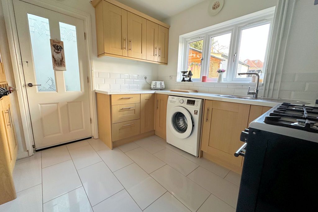 Property photo 3 of 17 Kitchen