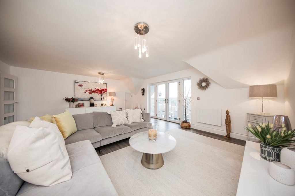 Property photo 2 of 17 Lounge 3