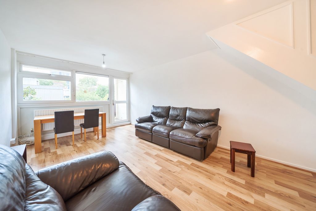 Property photo 3 of 19 Lounge