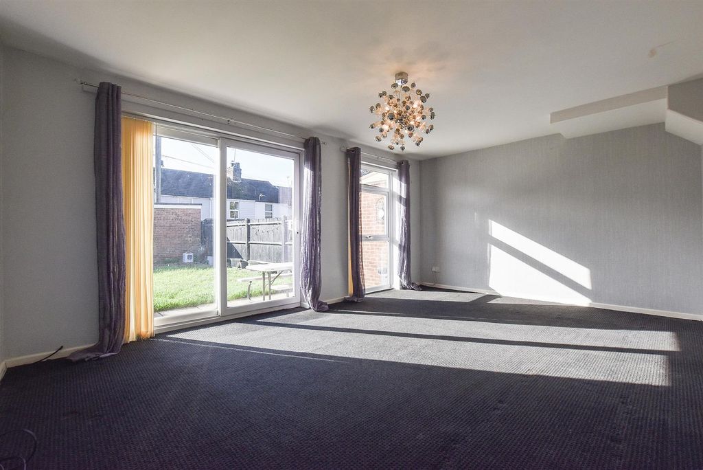 Property photo 3 of 14 Living Room..Jpg