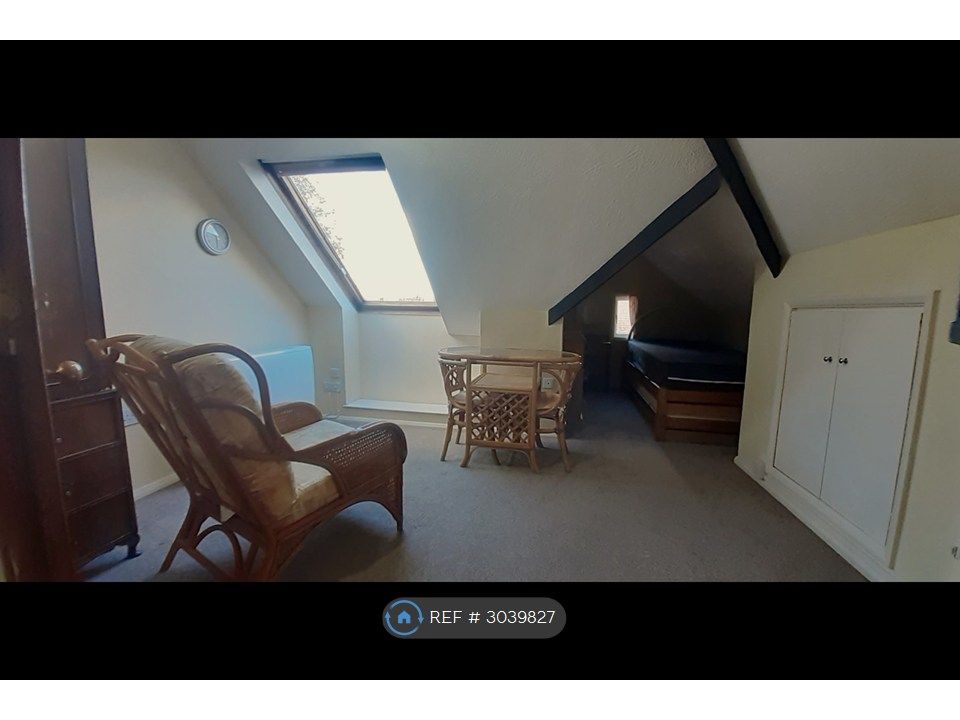 Property photo 2 of 9 Living Room / Bedroom