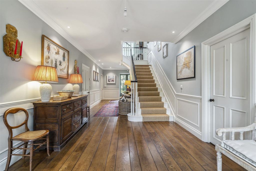 Property photo 3 of 32 Entrance Hall