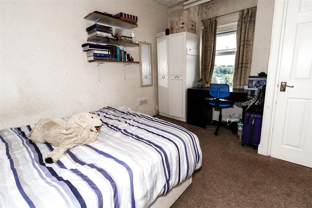 Property photo 1 of 5 Bright Bedroom With Double Bed And Study Desk...