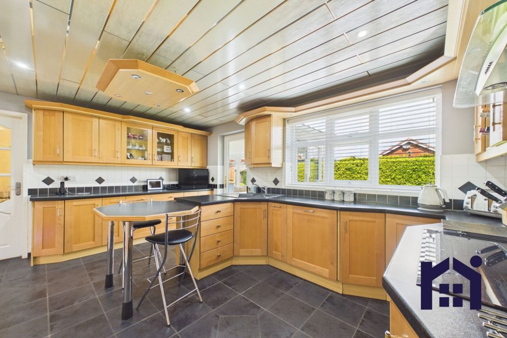 Property photo 3 of 37 Breakfast Kitchen
