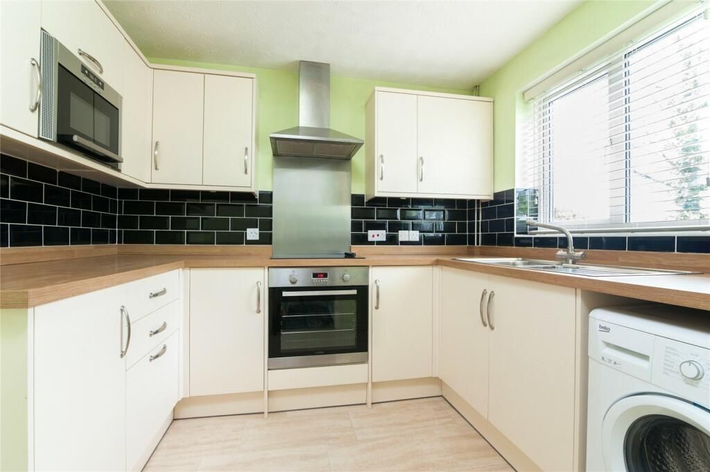 Property photo 3 of 9 Kitchen