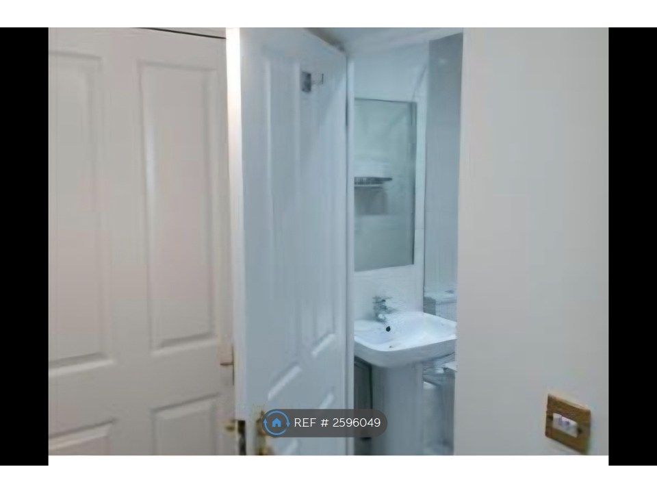 Property photo 2 of 9 Ensuite Shower