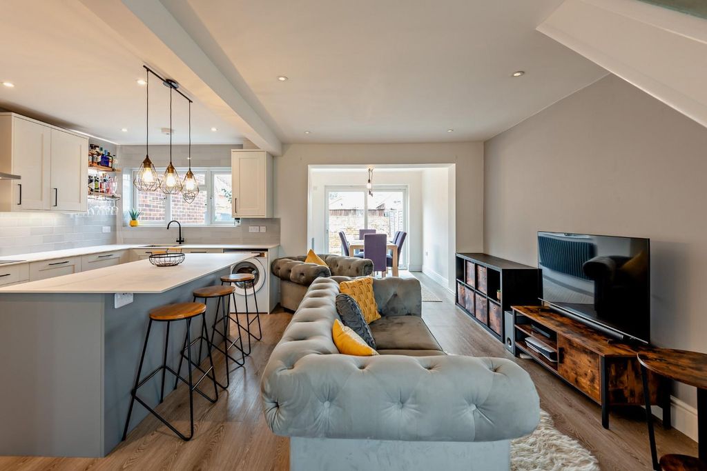 Property photo 2 of 19 8683835-Interior24-800.Jpg