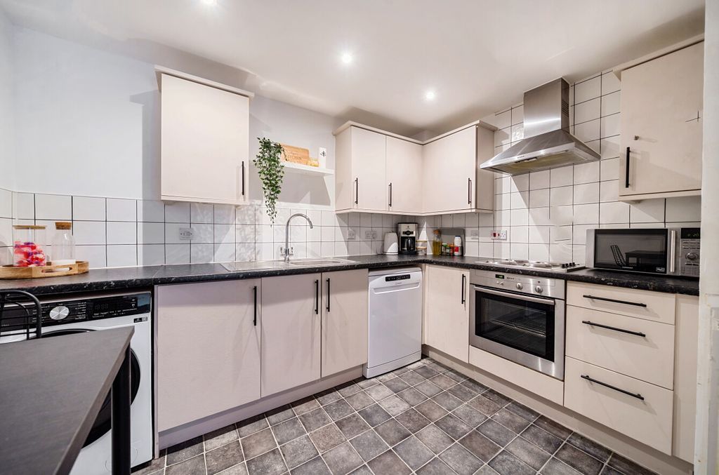 Property photo 3 of 9 1382115-11-693Fed...