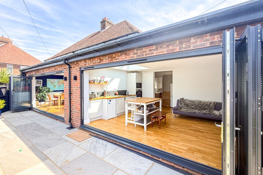 Property photo 2 of 33