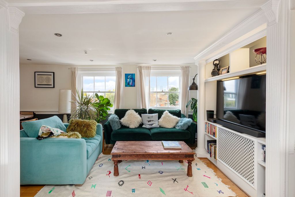 Property photo 2 of 33