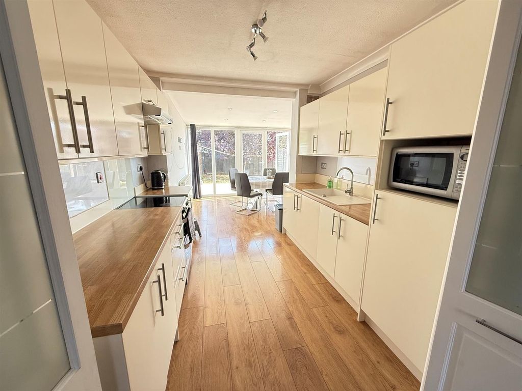 Property photo 3 of 18 Kitchen