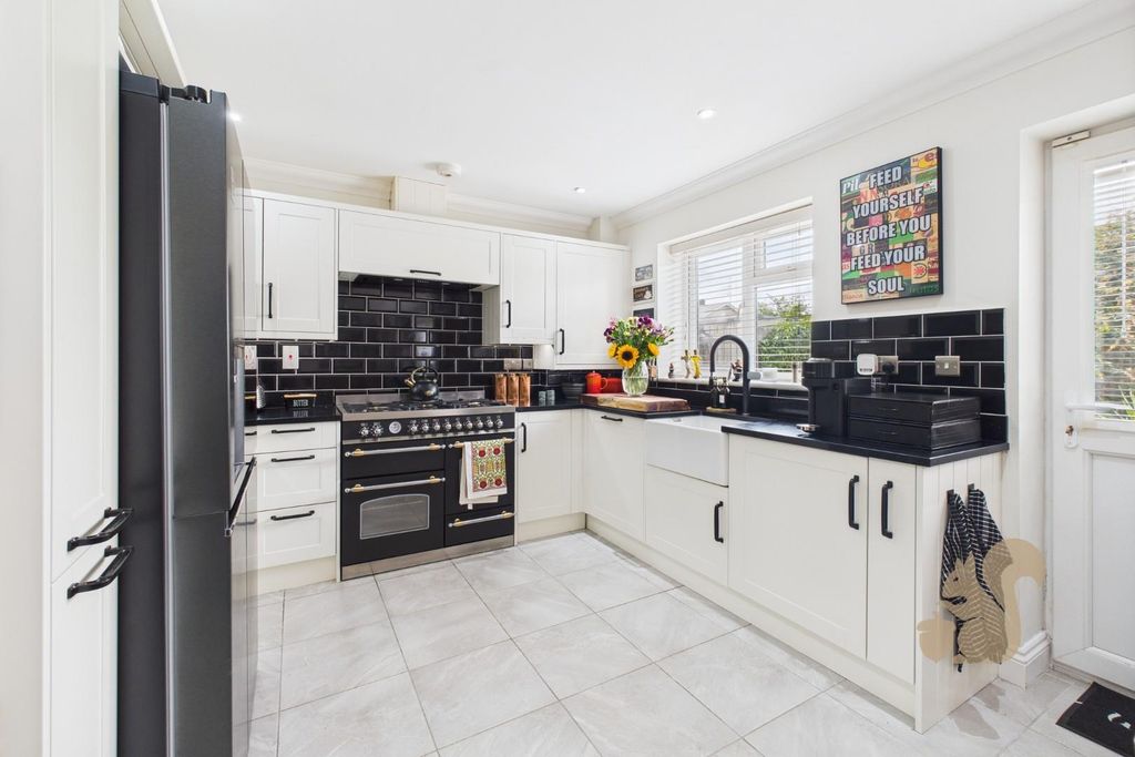 Property photo 3 of 27 Cam05668G0-Pr0011-Still009.Jpg