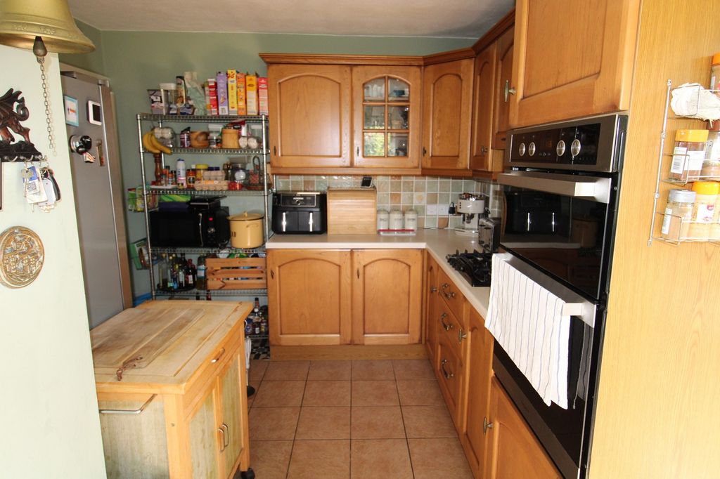 Property photo 2 of 29 L-Shaped Kitchen