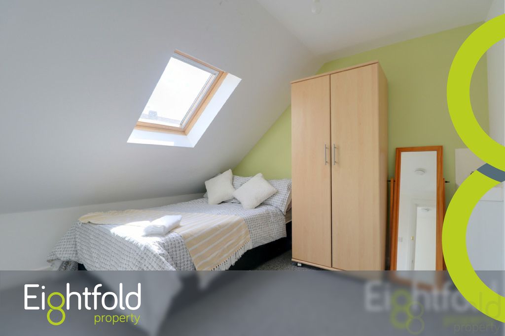 Property photo 2 of 18 Bedroom