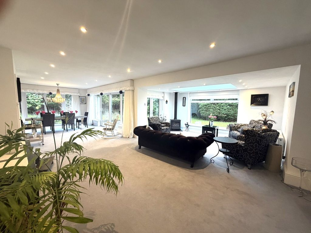 Property photo 2 of 28 Lounge