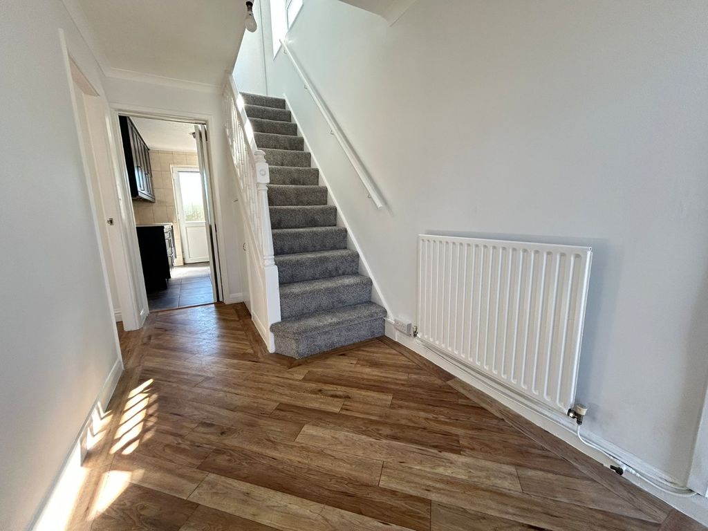 Property photo 2 of 18 Entrance Hallway