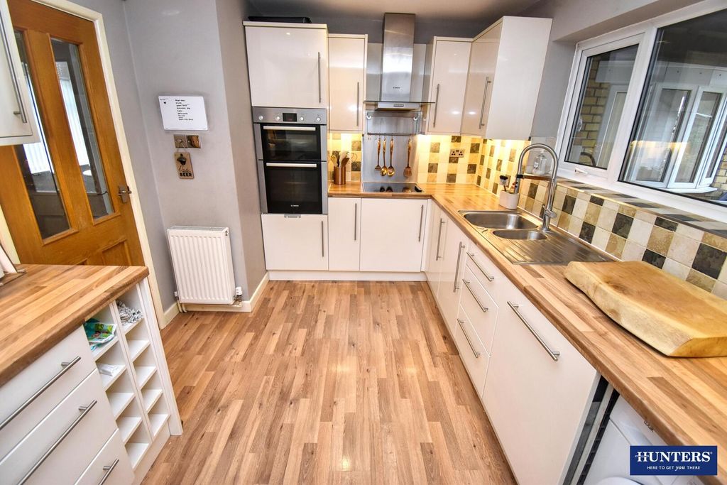 Property photo 3 of 16 Kitchen