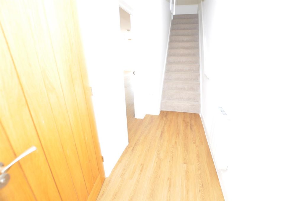Property photo 2 of 18 Entrance Hallway