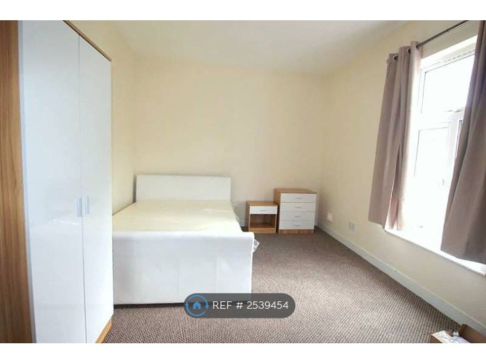 Property photo 1 of 8 Room 5