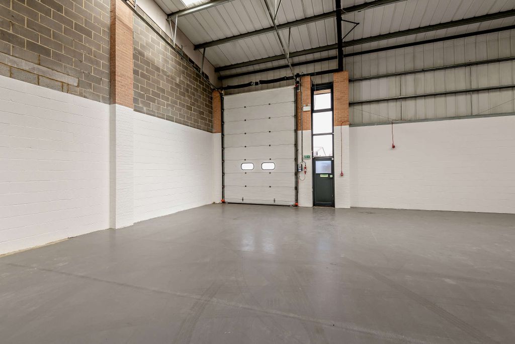 Property photo 3 of 10 8685296-Interior04-800