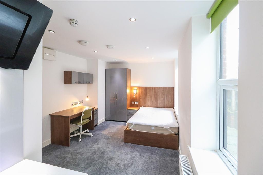 Property photo 1 of 6 104 Victoria House.Jpg