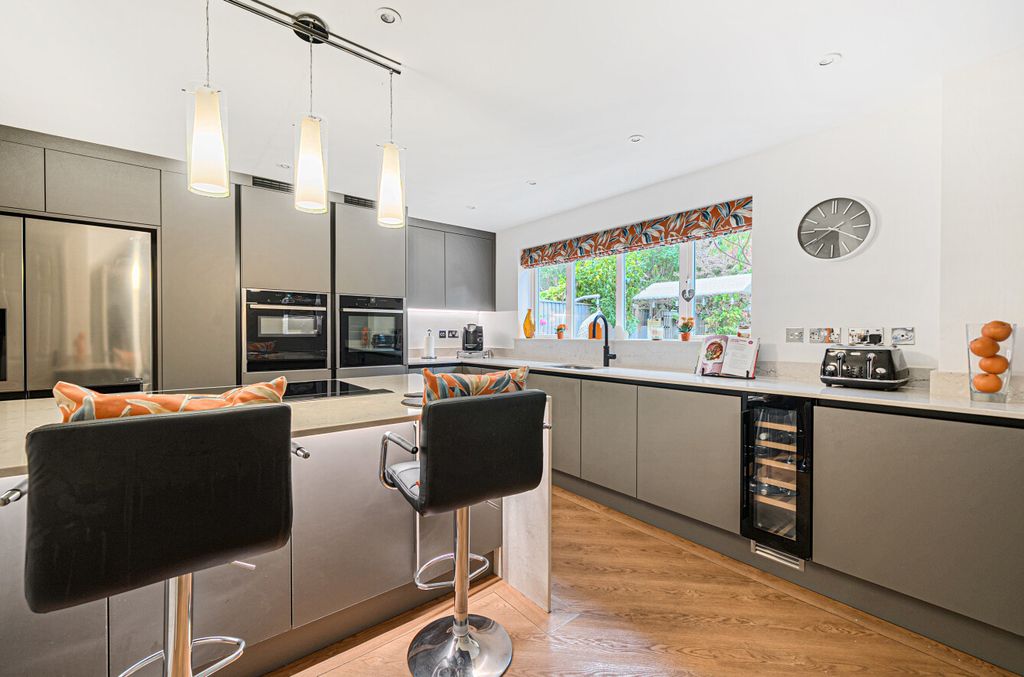 Property photo 3 of 18 1354135-16-68c7De...