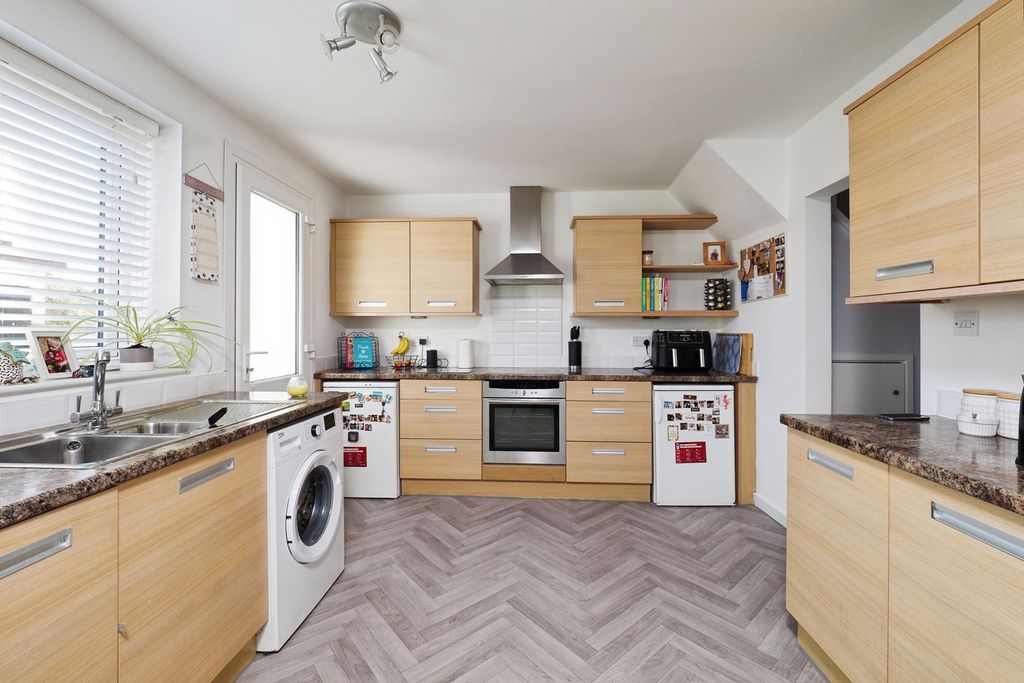Property photo 2 of 17 Fitted Kitchen