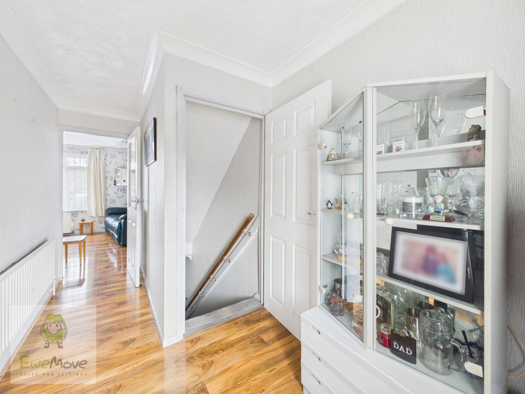 Property photo 3 of 19 Entrance Hall