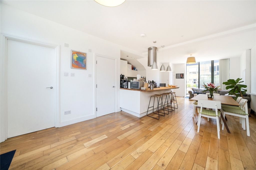 Property photo 2 of 17 Reception/Kitchen