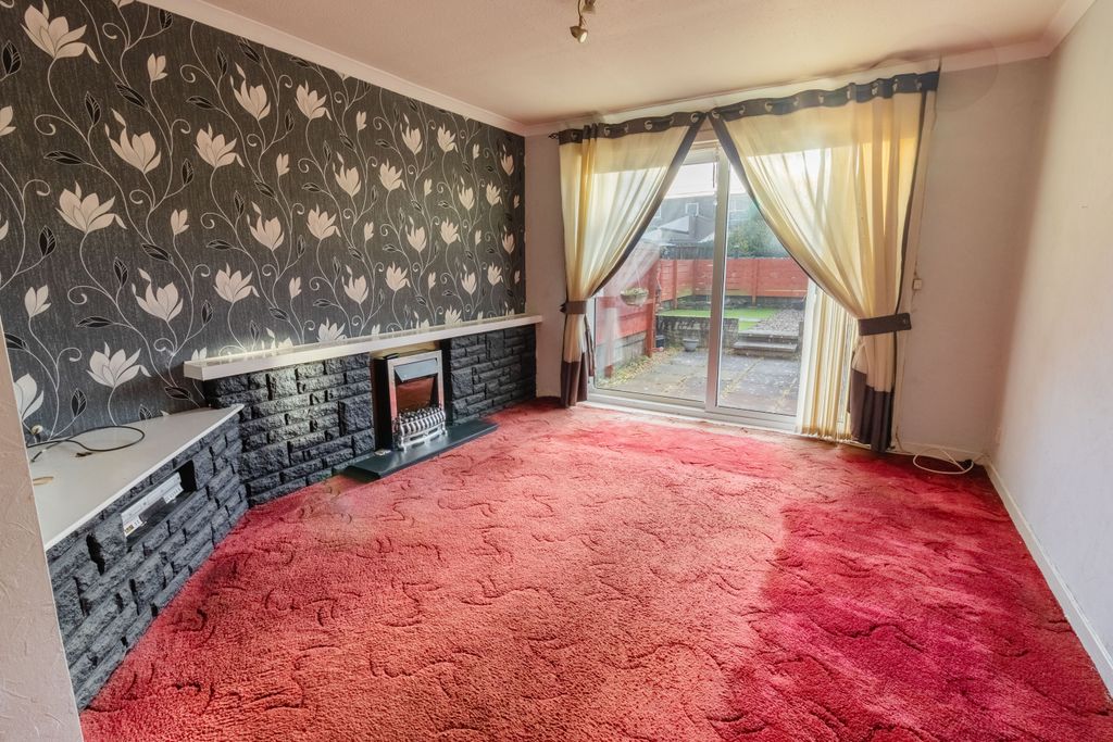 Property photo 3 of 18 Lounge