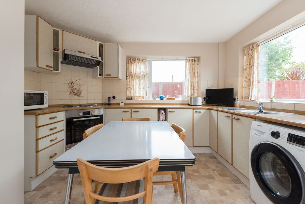 Property photo 3 of 19 Kitchen