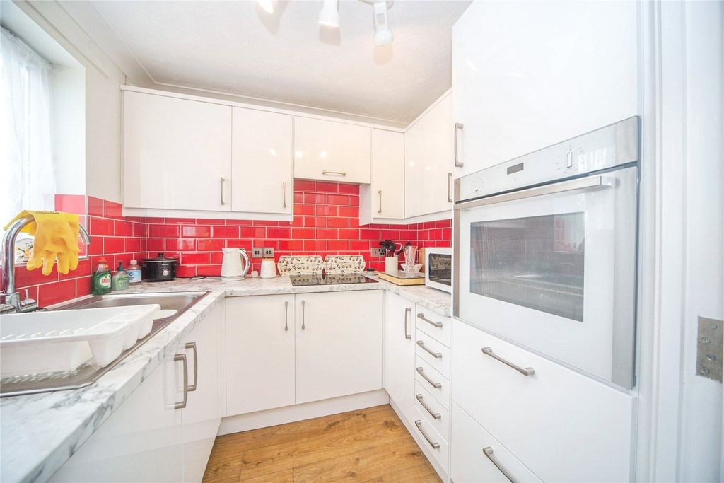 Property photo 3 of 10 Kitchen