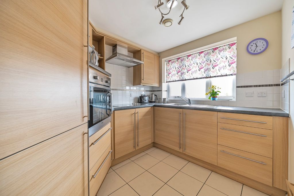 Property photo 2 of 9 Kitchen