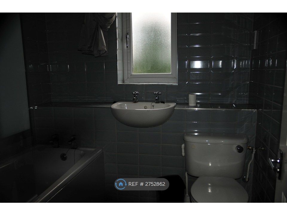 Property photo 3 of 20 House Bathroom