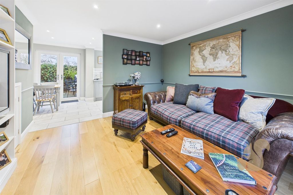 Property photo 3 of 18 Lounge