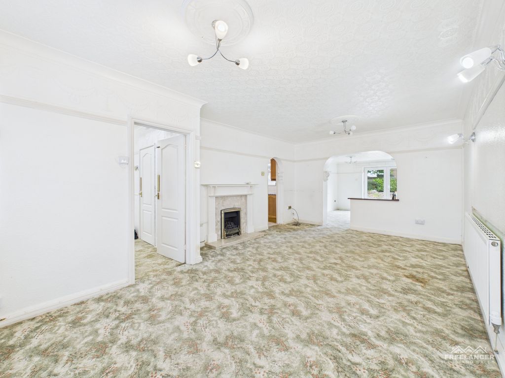 Property photo 3 of 21 Liiving Room