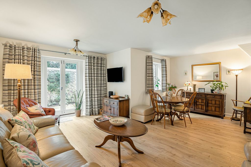 Property photo 2 of 31