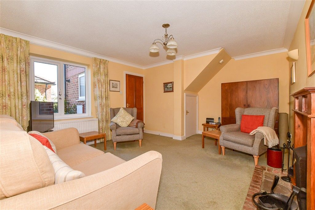 Property photo 2 of 11 Lounge