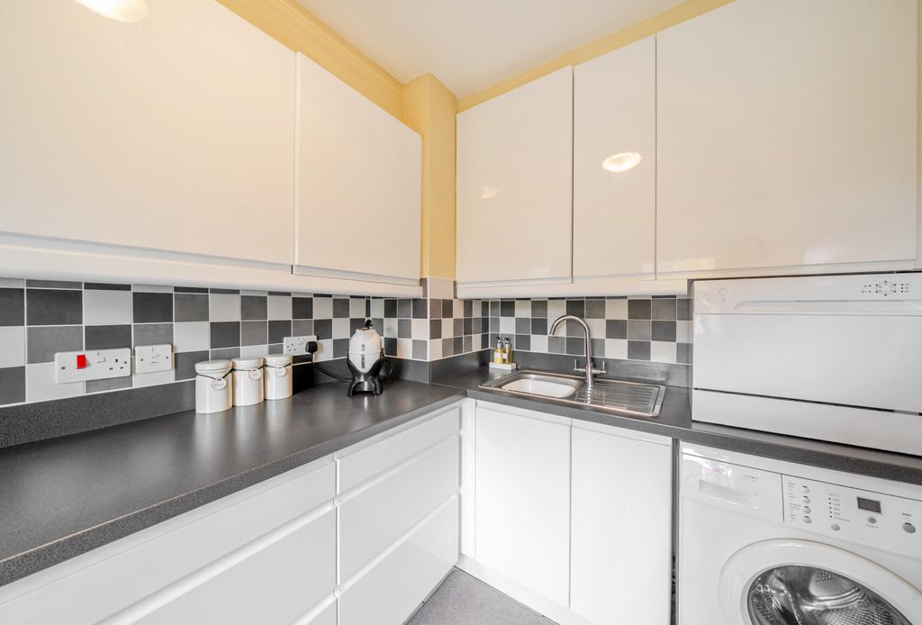 Property photo 3 of 10 1375279-9-690389F...