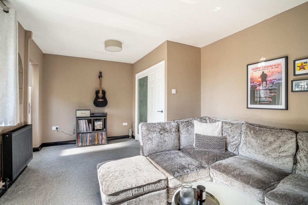 Property photo 3 of 10 Living Roon