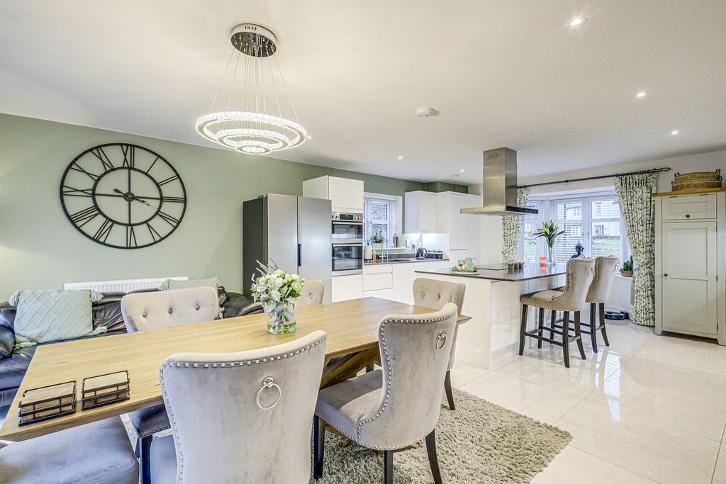 Property photo 2 of 31