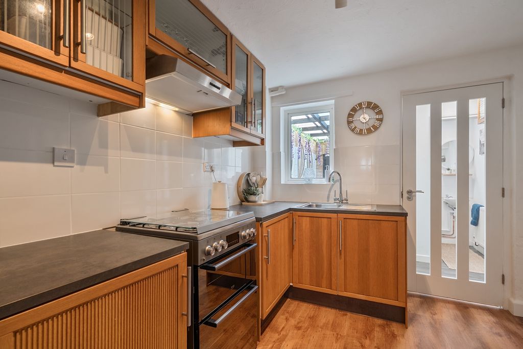 Property photo 3 of 23 1454536-24-69F0F812E0F5d-Arw-1