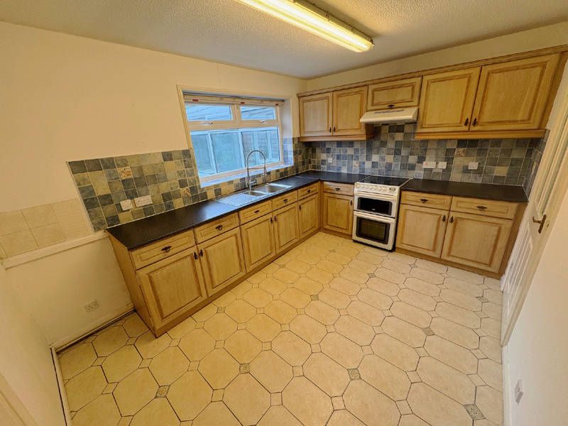 Property photo 3 of 31 Kitchen