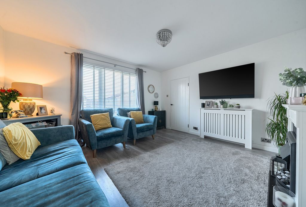 Property photo 3 of 14 Siting Room