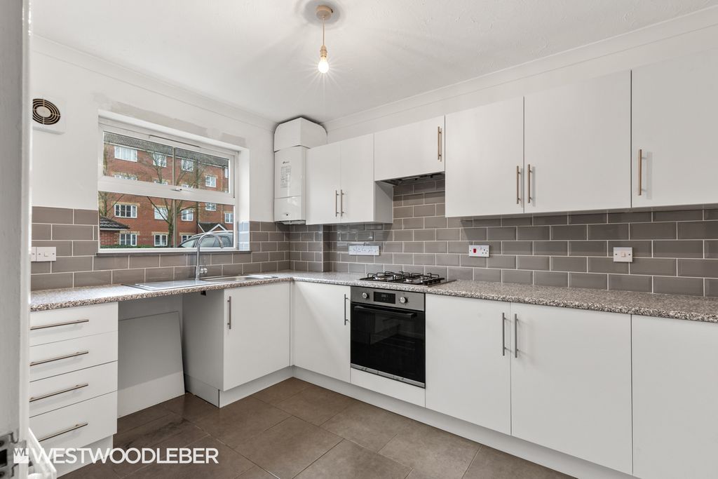 Property photo 2 of 19 Villageclose_1