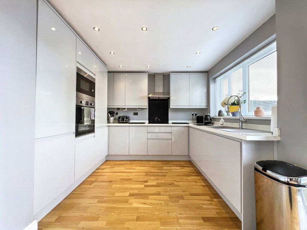 Property photo 2 of 40