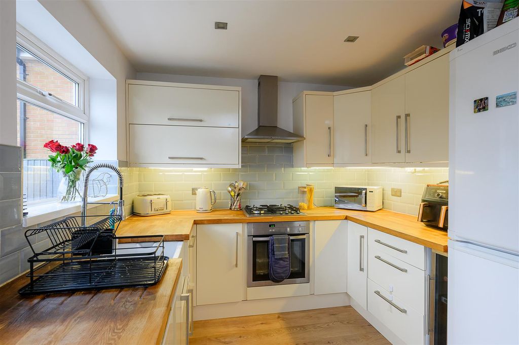 Property photo 2 of 19 Kitchen