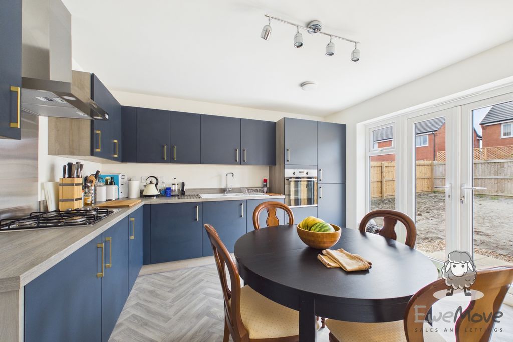 Property photo 3 of 11 8 (6)