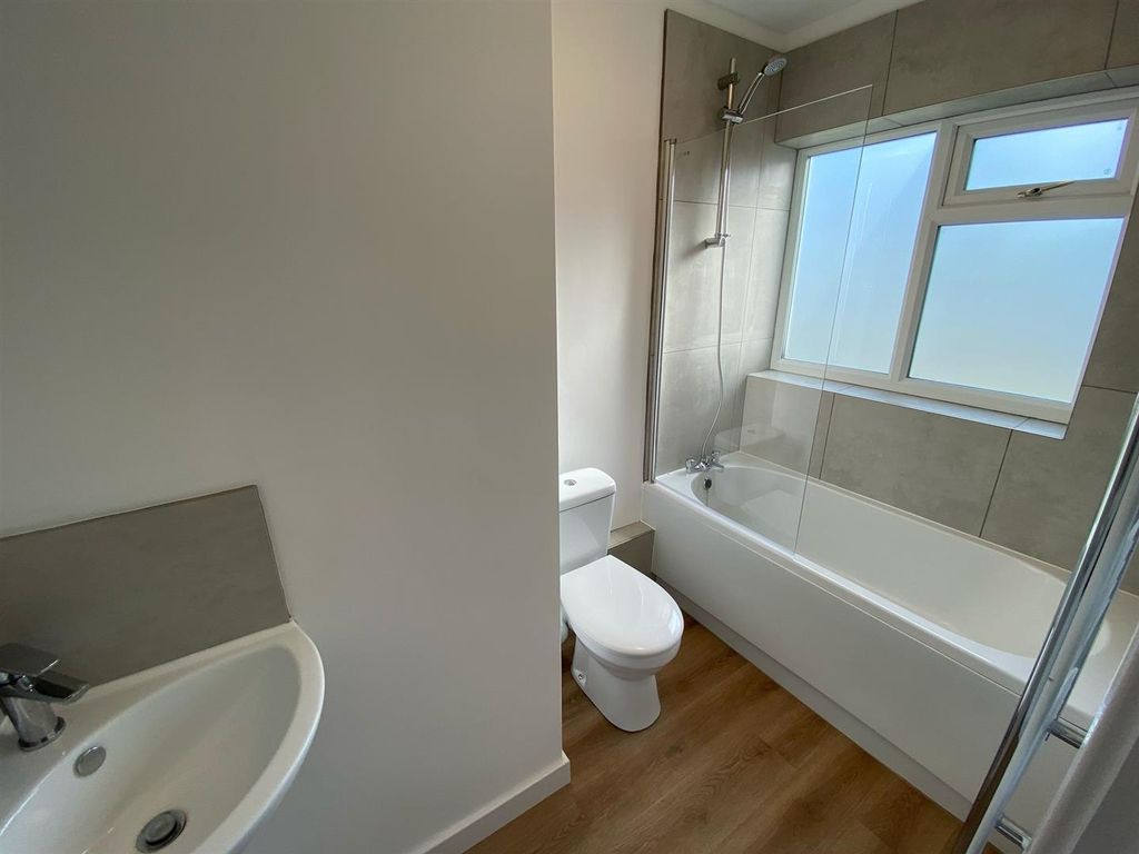 Property photo 3 of 16 Bathroom